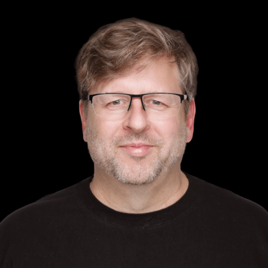 DJ Willy mit Brille und schwarzem T-Shirt